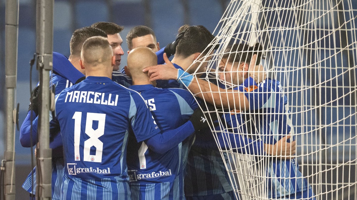 Futbalisti Slovana Bratislava oslavujú gól proti Žiline.