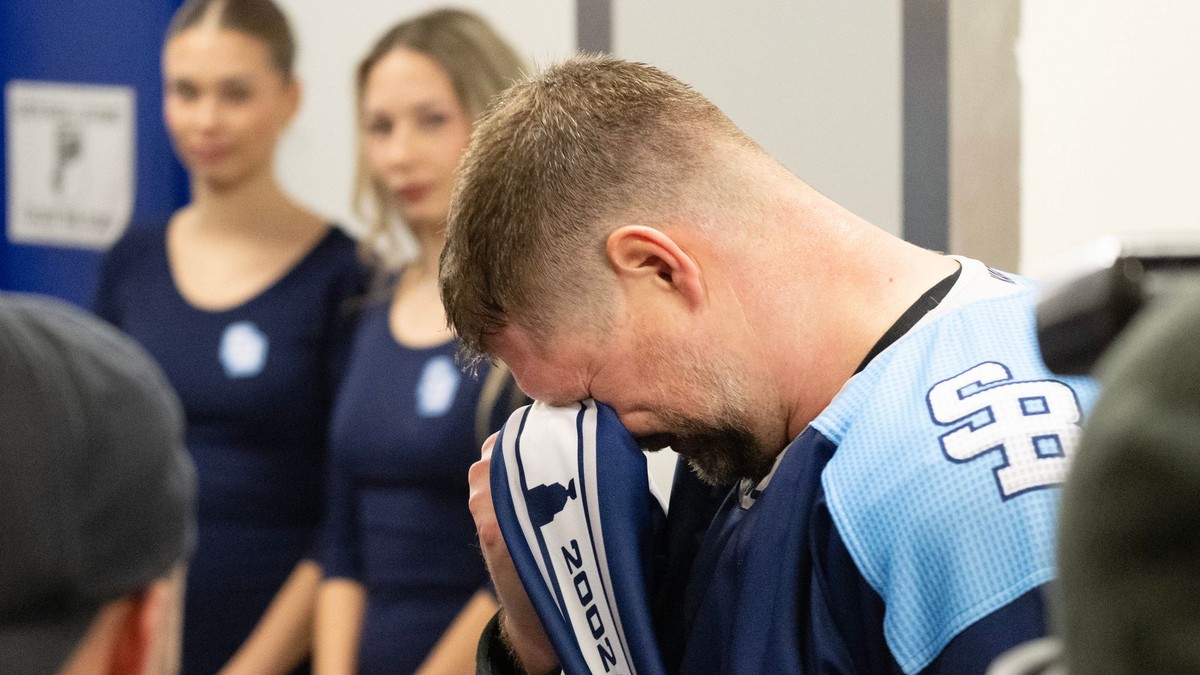 Bývalý hráč HC Slovan Bratislava Michal Sersen (vpravo) so slzami v očiach po oficiálnej rozlúčke pred stretnutím 32. kola Tipsport ligy HC Slovan Bratislava - Dukla Trenčín.