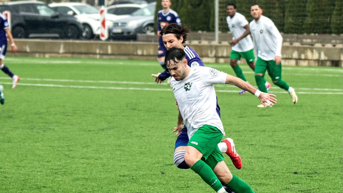 Matej Palacka (s loptou) v zápase proti rezerve svojho materského KFC Komárno.