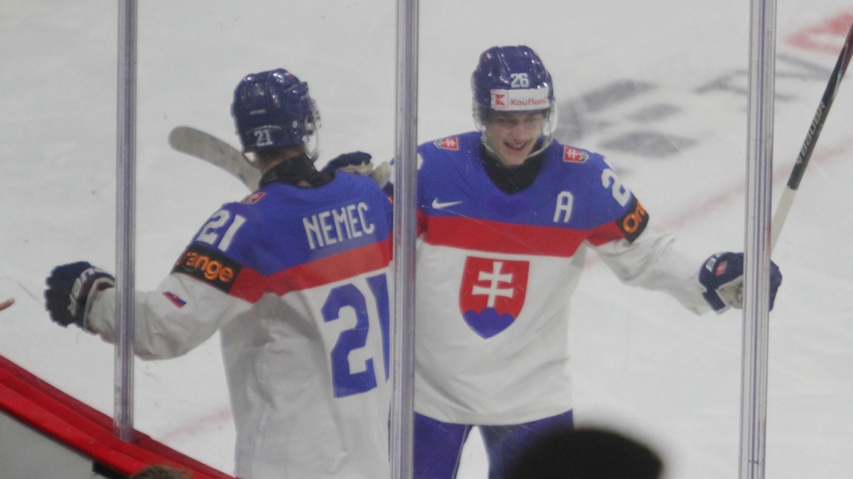 Radosť slovenských mladíkov po góle do siete Švajčiarska na MS U20 2026.