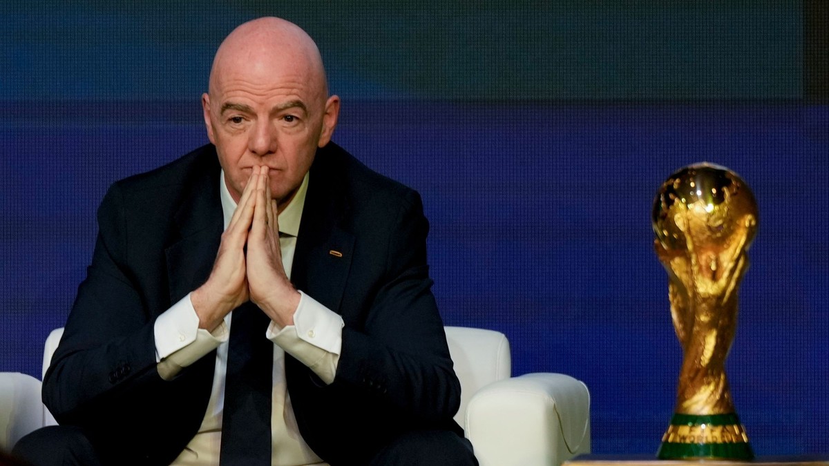 Prezident FIFA President Gianni Infantino a trofej pre víťaza MS.