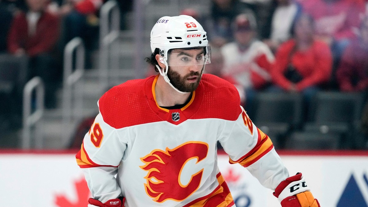 Dillon Dube v drese Calgary Flames.