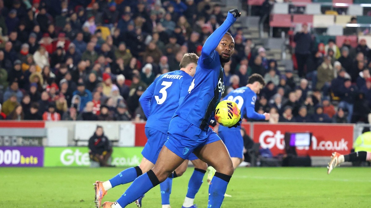  Na archívnej snímke futbalista Bournemouthu Antoine Semenyo sa teší z gólu.