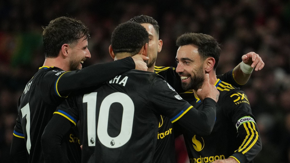 Hráči Manchesteru United oslavujú gól počas zápasu Premier League.