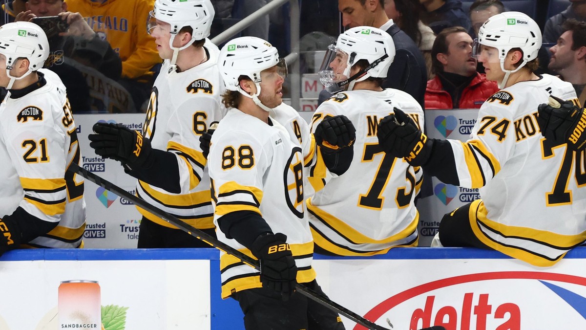 David Pastrňák sa teší so spoluhráčmi z Bostonu.