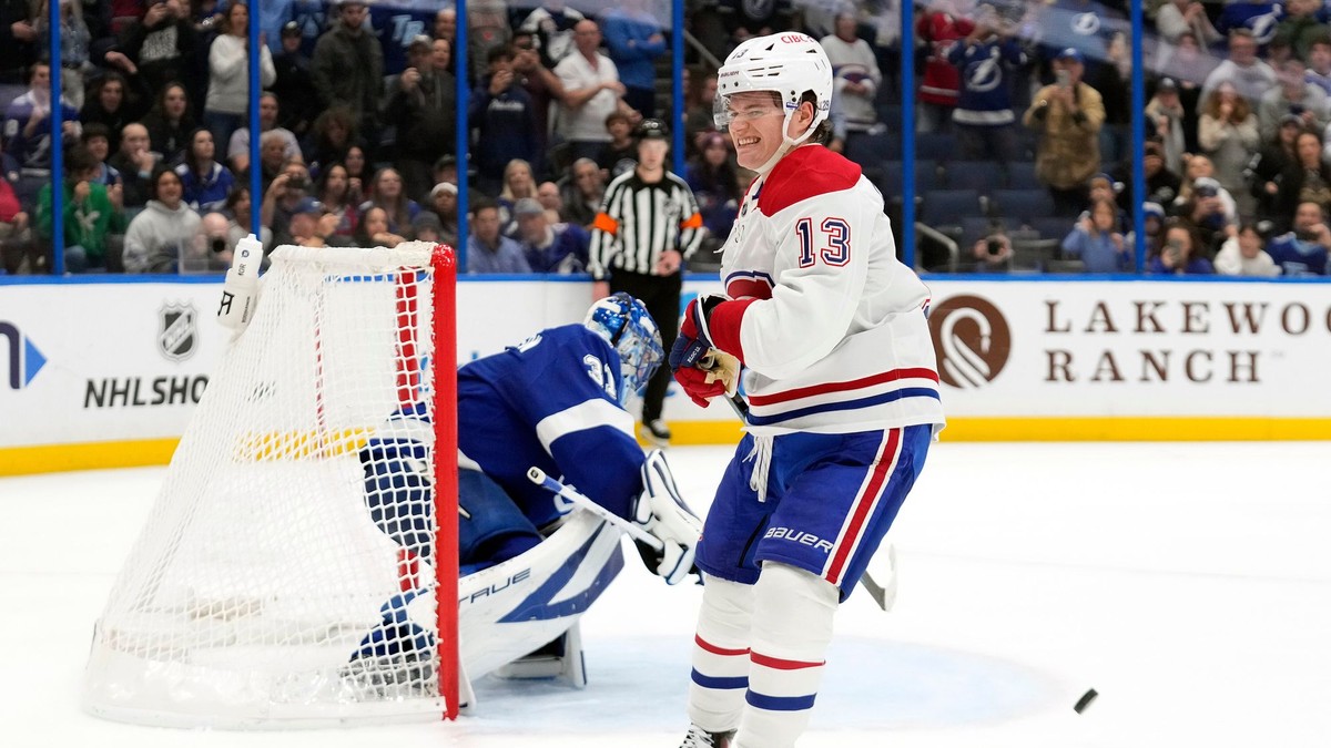 Hráč Montrealu Cole Caufield (13).