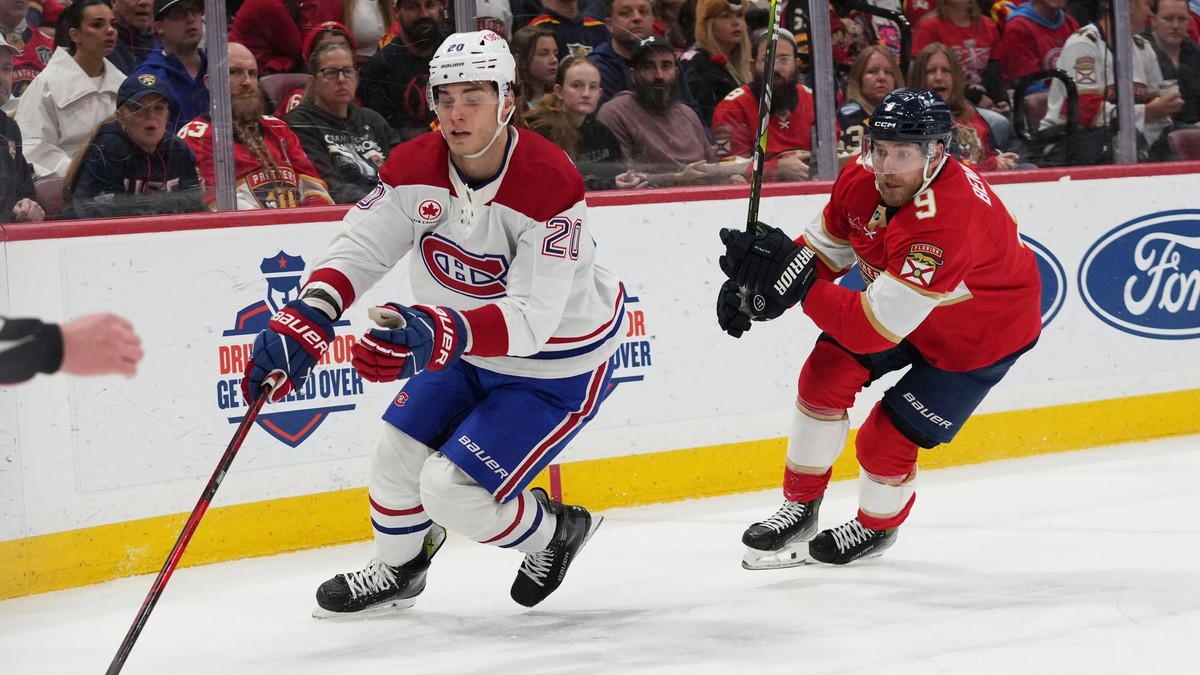 Slovneský útočník Juraj Slafkovský (20) v drese Montrealu Canadiens  korčuľuje s pukom.