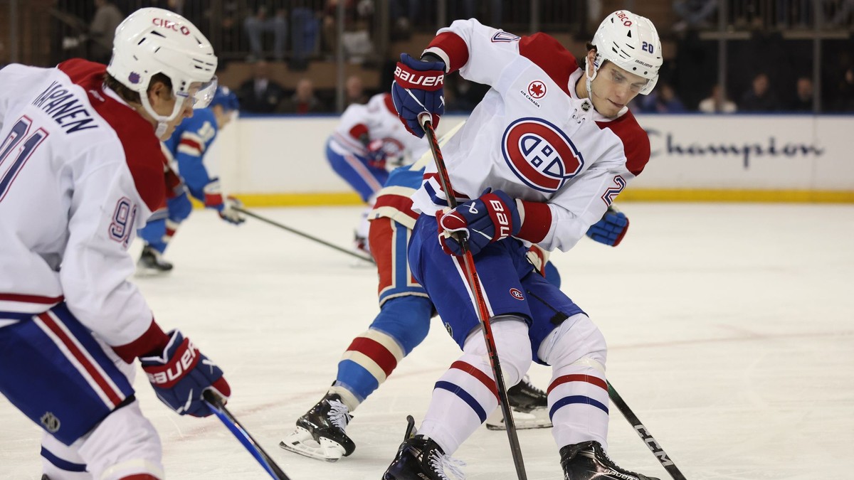 Juraj Slafkovský (20) z Montrealu Canadiens sa snaží prihrať puk počas druhej tretiny proti New York Rangers.