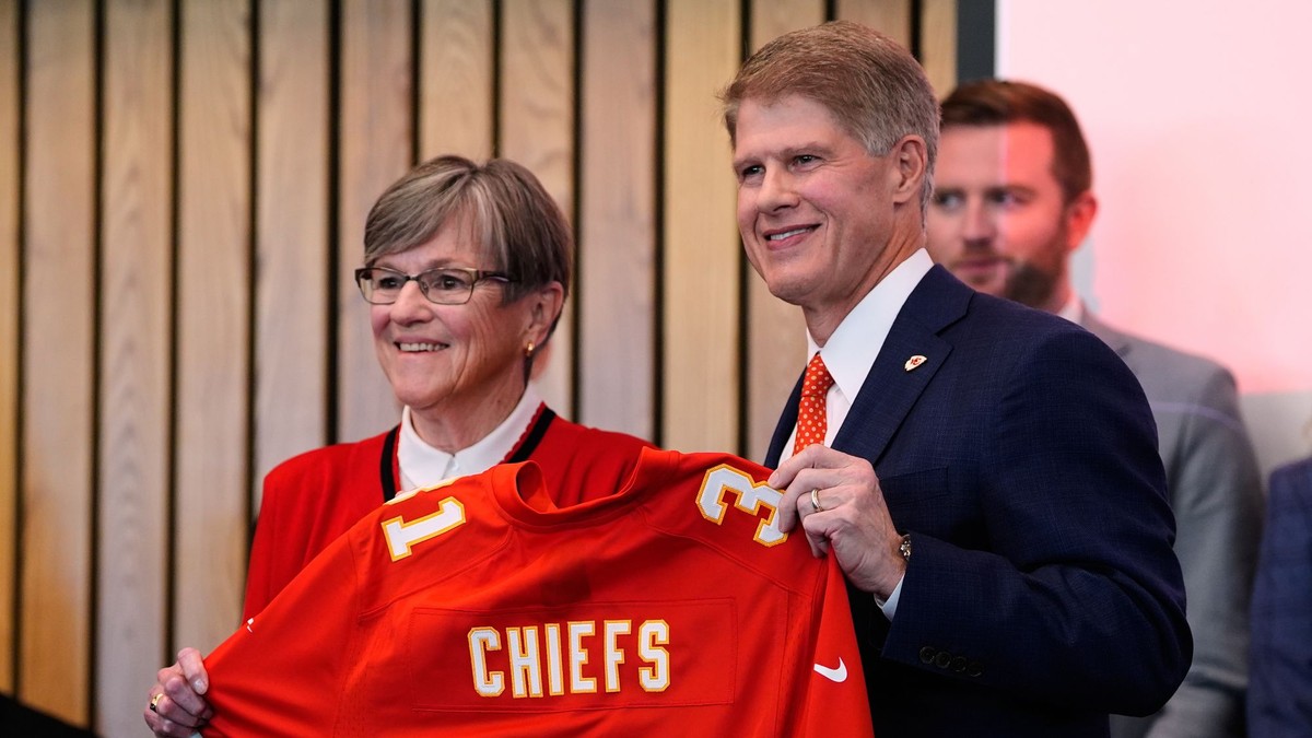 Majiteľ tímu Kansas City Chiefs Clark Hunt (vpravo) a guvernérka štátu Kansas Laura Kelly.