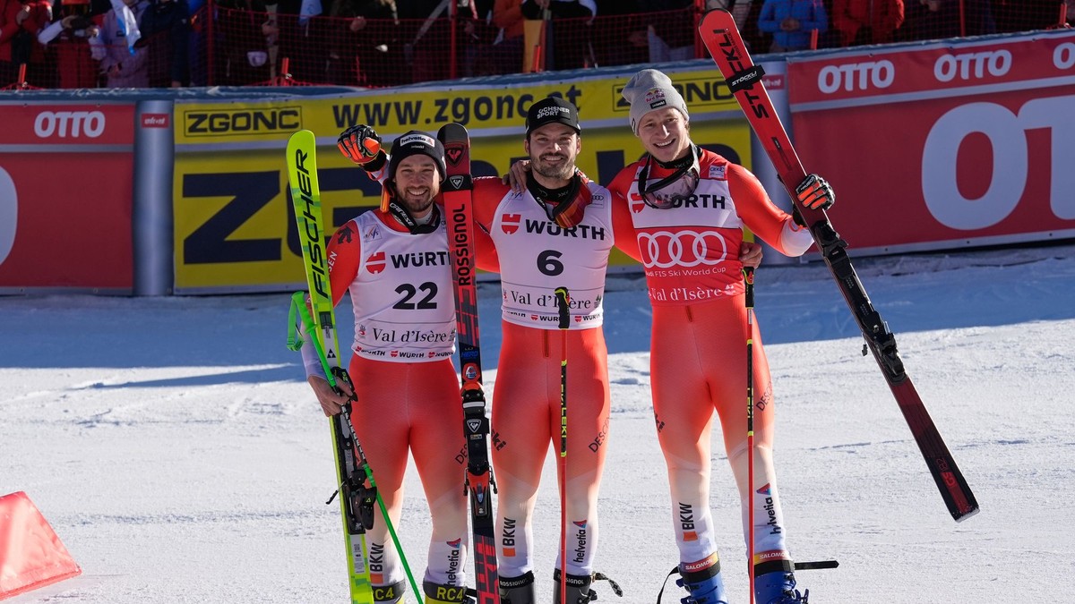 Švajčiar Meillard (v strede), pózuje so svojimi krajanmi druhým Aernim (vľavo) a tretím Odermattom vo Val d’Isère.