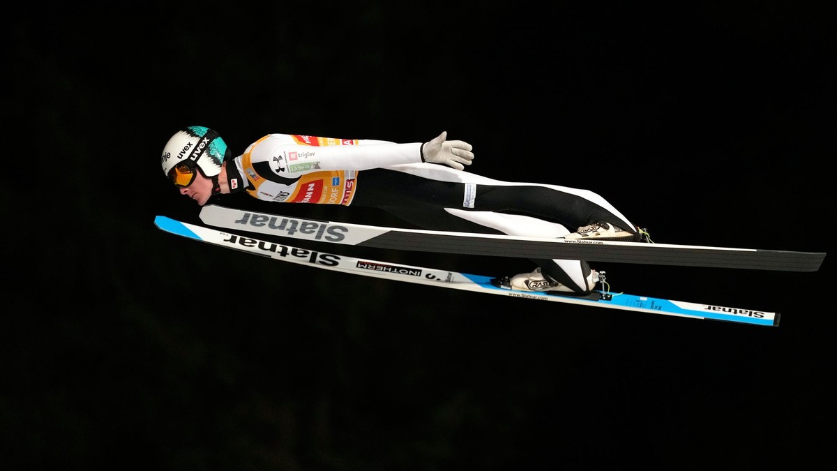 Na snímke slovinský skokan na lyžiach Domen Prevc počas úvodného podujatia 74. ročníka Turné štyroch mostíkov v Oberstdorfe.