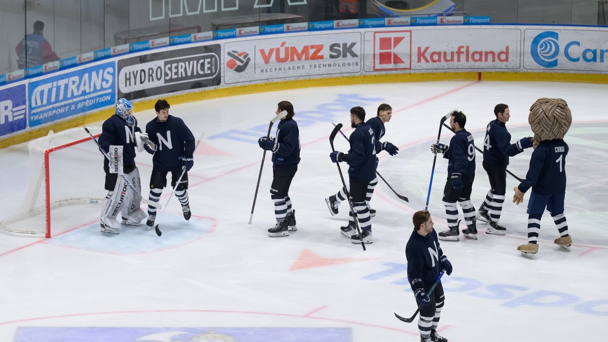 Na snímke hráči Nitry, ktorý pri oslave storočnice hokoje v Nitre nastúpili v retro dresoch.