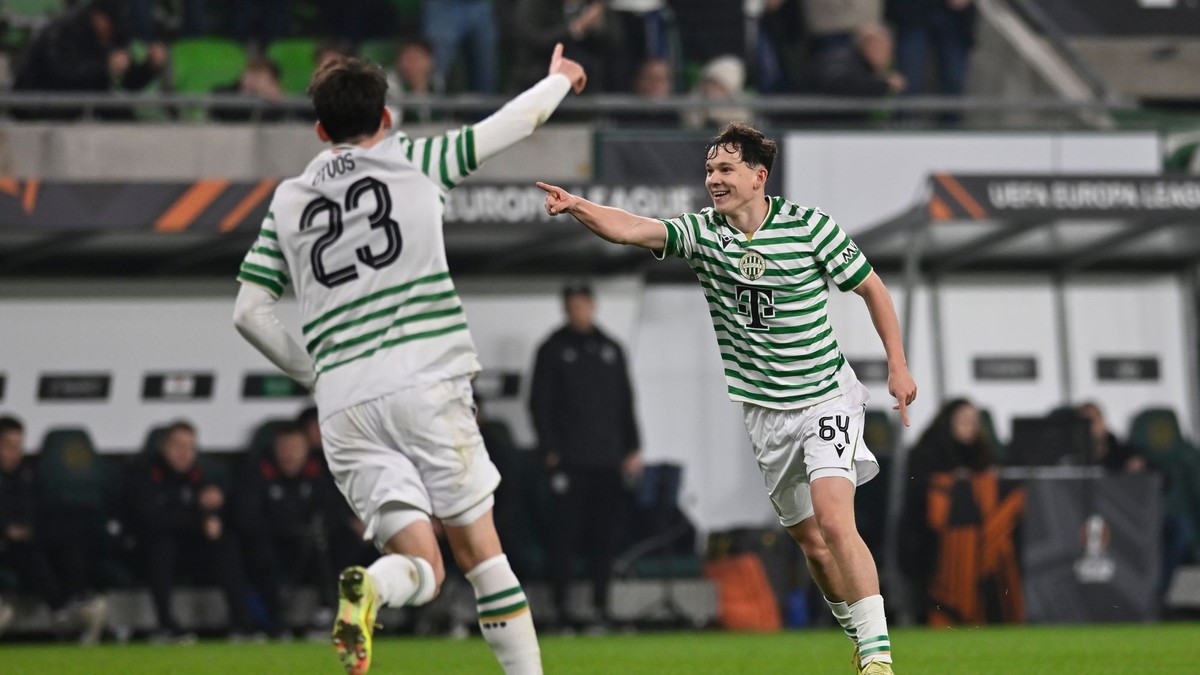 Futbalisti Ferencvárosu oslavujú gól.