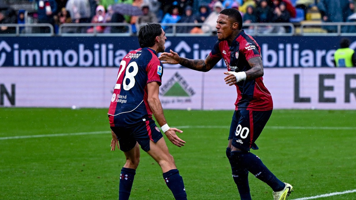 Cagliari oslavuje gól. 