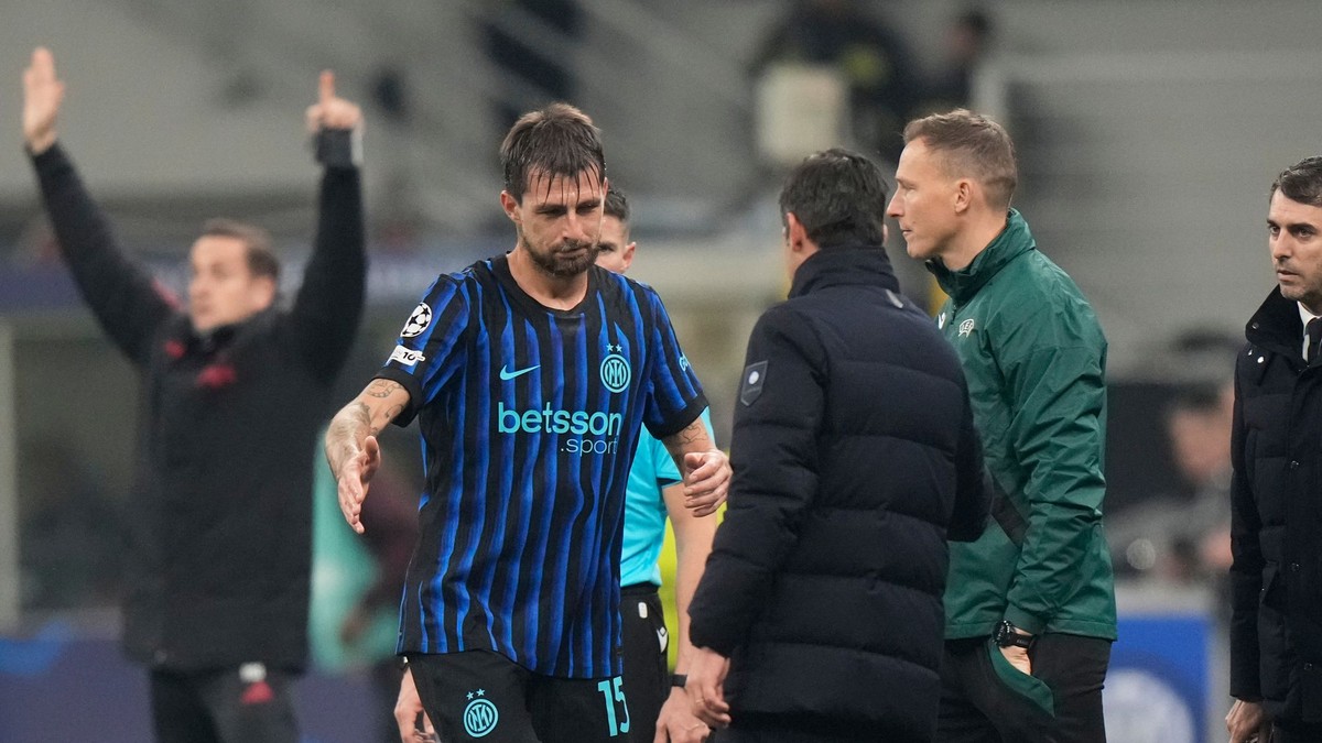 Francesco Acerbi z Interu Miláno opúšťa ihrisko po zranení počas zápasu Ligy majstrov medzi Interom Miláno a Liverpoolom.