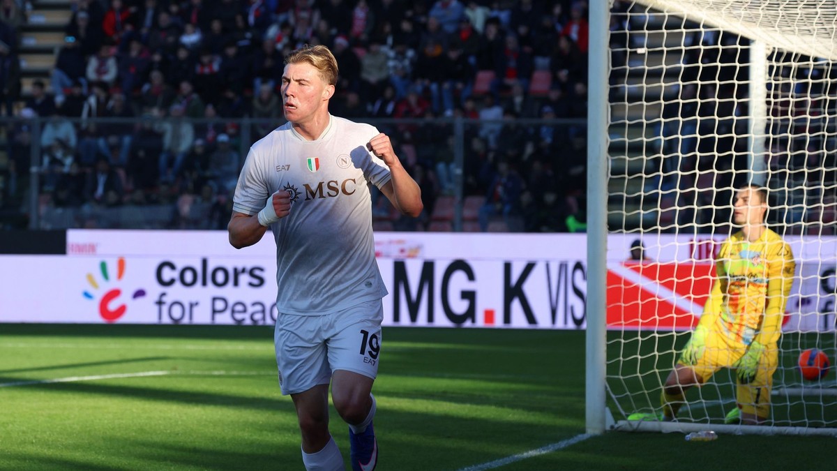 Rasmus Höjlund z Neapola oslavuje gól svojho tímu v zápase Serie A medzi Cremonese a Neapolom.