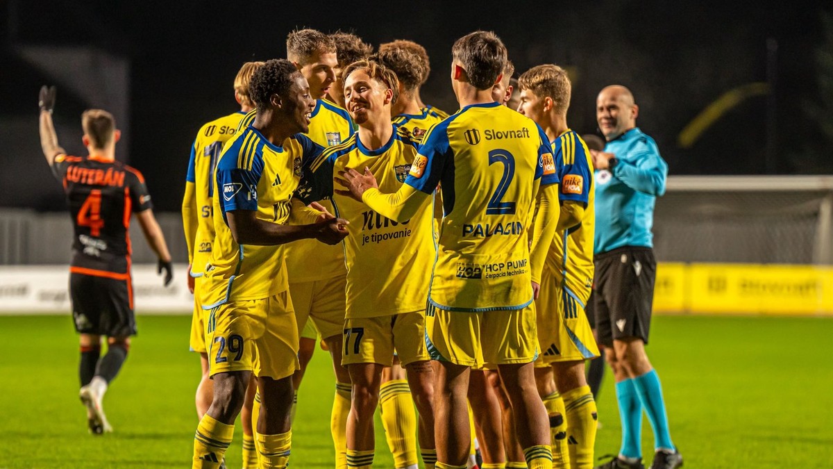 Hráči Košíc sa tešia z gólu.