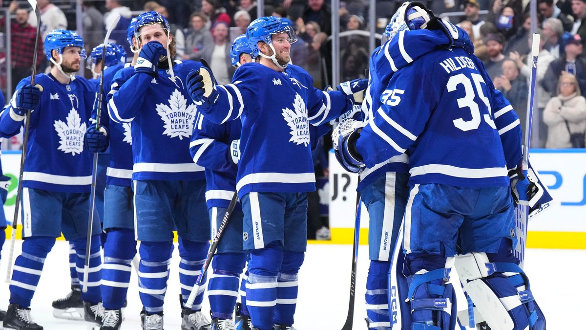 Brankár Toronta Maple Leafs Dennis Hildeby (vpravo) ktorému gratulujú spoluhráči k čistému kontu
