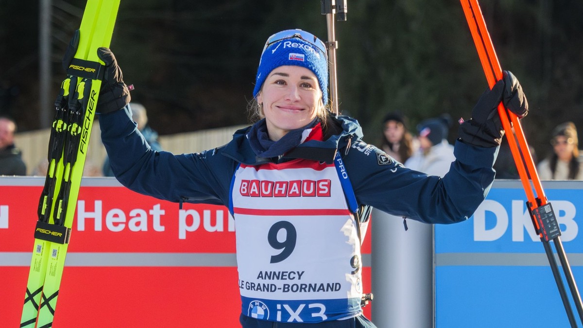 Paulína Bátovská Fialková na ceremoniáli po pretekoch šprintu v Annecy-Le Grand Bornand.