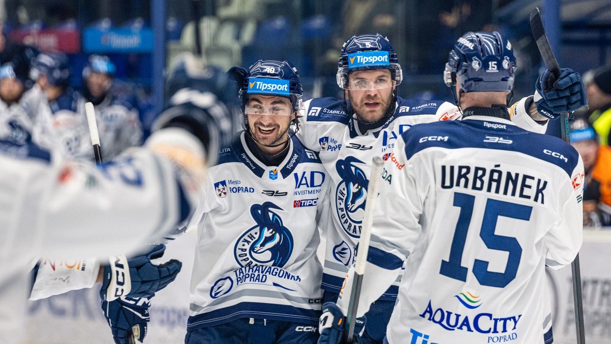 Hokejisti Popradu sa tešia z gólu.
