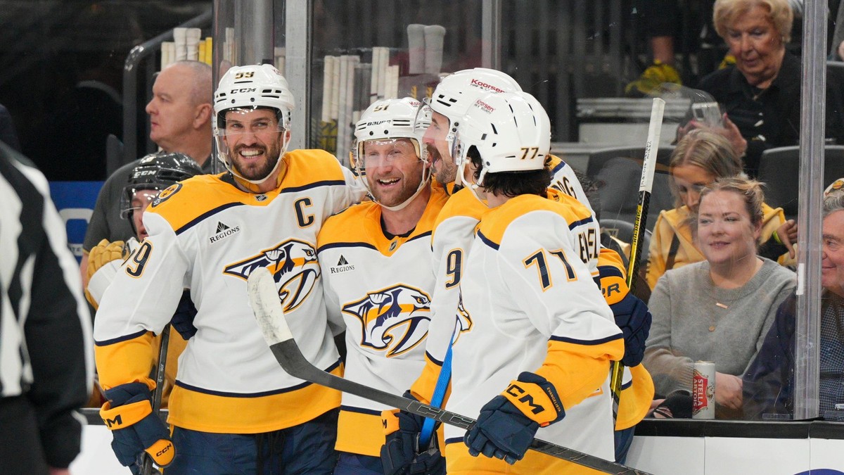 Nashville Predators oslavujú gól. 