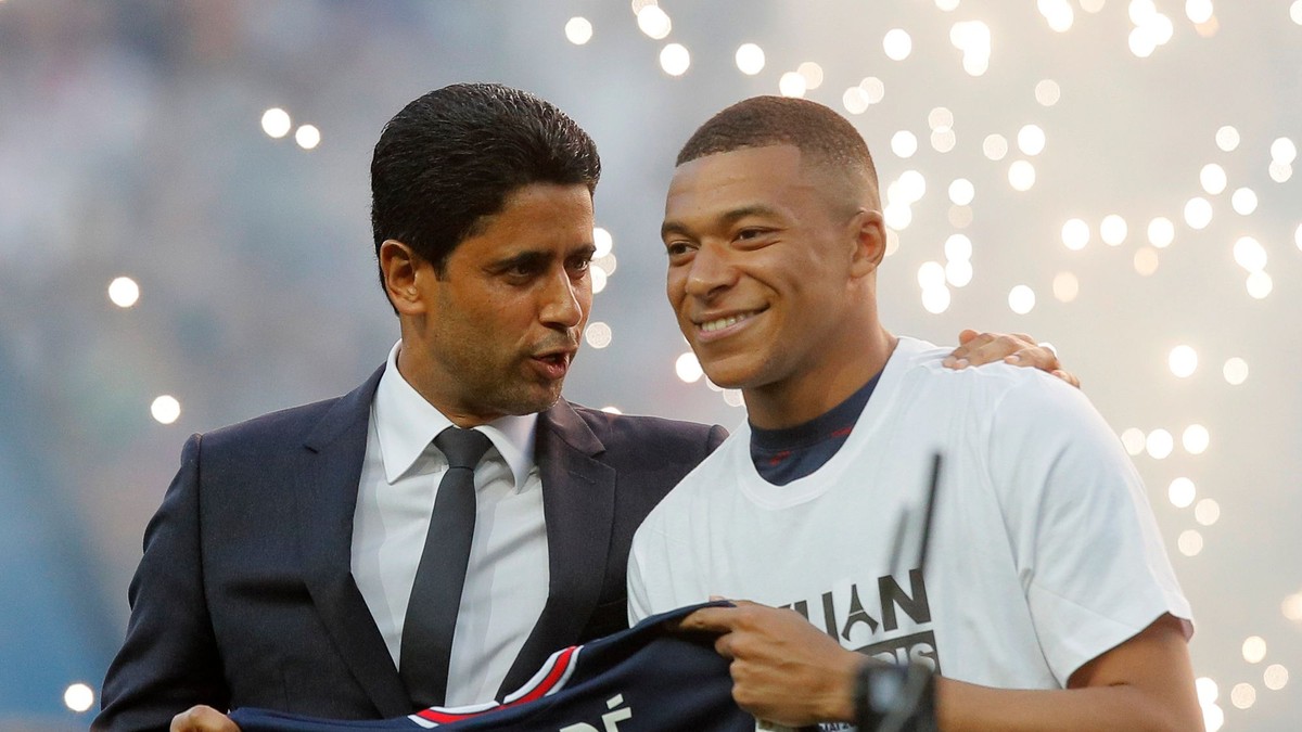 Prezident PSG Nasser Al-Khelaifi (vľavo) hovorí s Kylianom Mbappém z PSG.