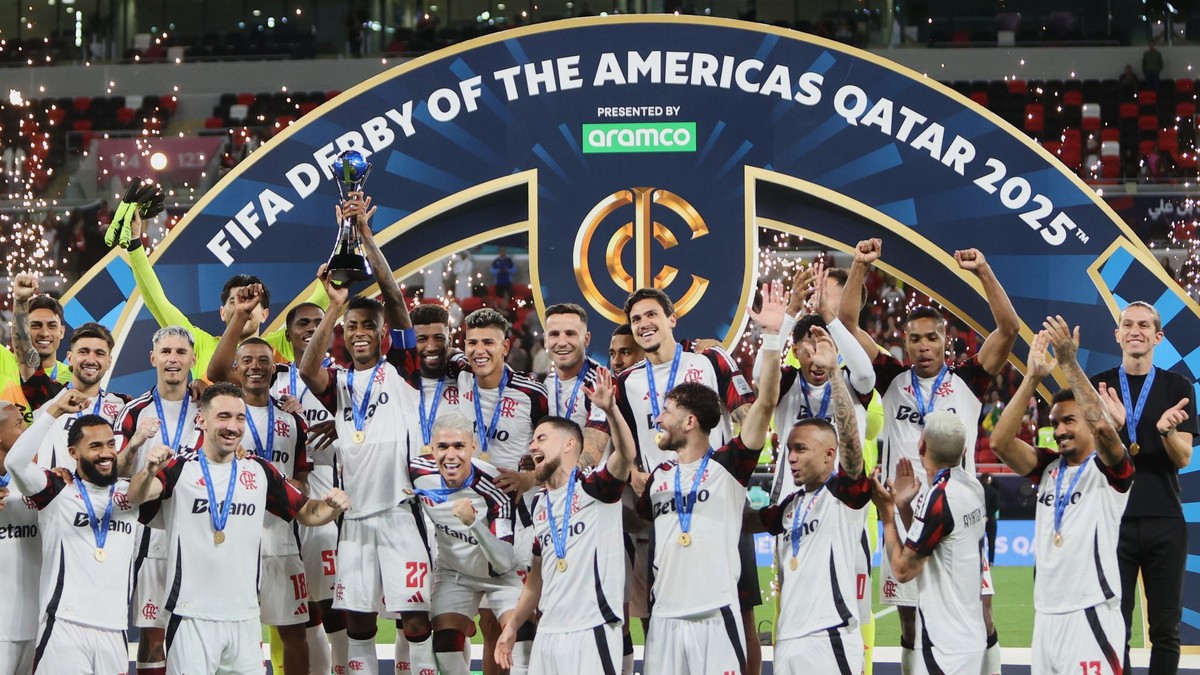 Bruno Henrique (Flamengo) dvíha trofej po víťazstve medzi Cruz Azul a Flamengo.
