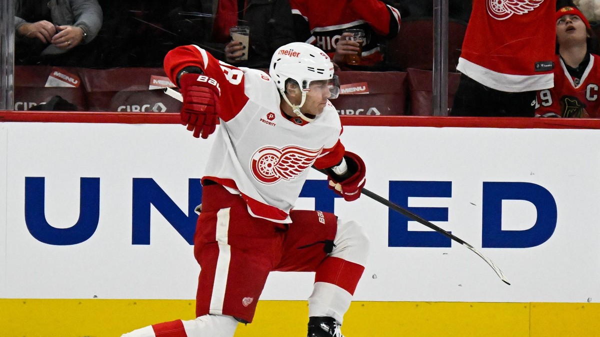Hokejista Detroitu Red Wings  Patrick Kane sa teší z gólu.
