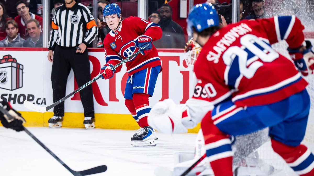 Na snímke slovenský hráč Montrealu Juraj Slafkovský (vpravo) a jeho spoluhráč Cole Caufield (vľavo).