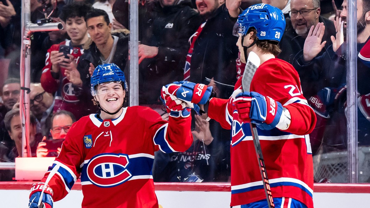 Juraj Slafkovský (vpravo) a jeho spoluhráč Cole Caufield sa radujú z gólu.