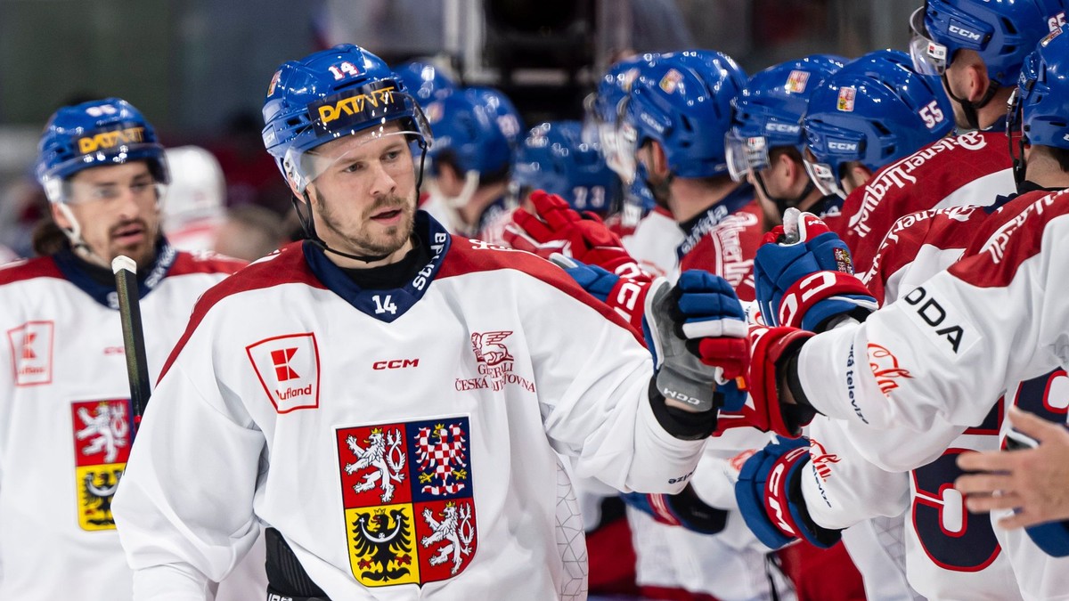 Hokejisti Česka oslavujú gól proti Švajčiarsku.