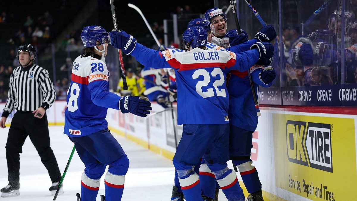 Radosť slovenských hokejistov po strelenom góle na MS U20.