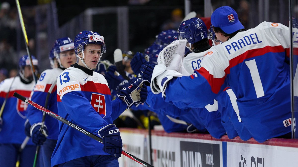 Slovenský hokejista Tobias Tomík (13) sa teší so spoluhráčmi z gólu.