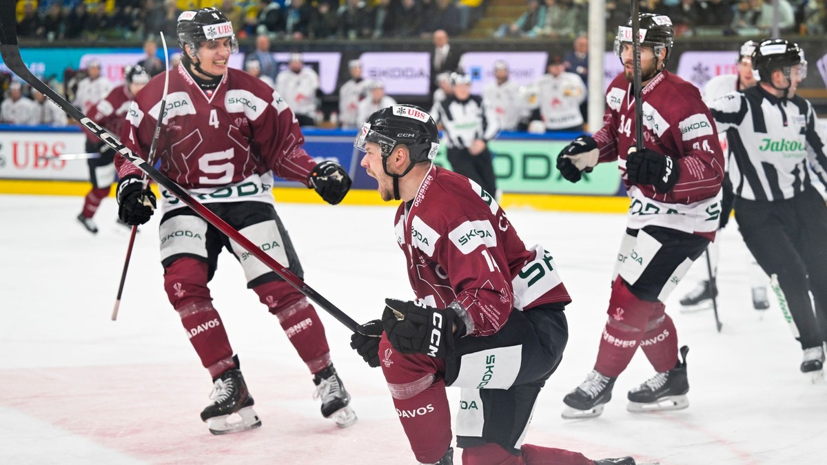 Filip Chlapík z Prahy oslavuje po strelení gólu počas zápasu medzi HC Sparta Praha a tímom Kanady na turnaji Spengler Cup.