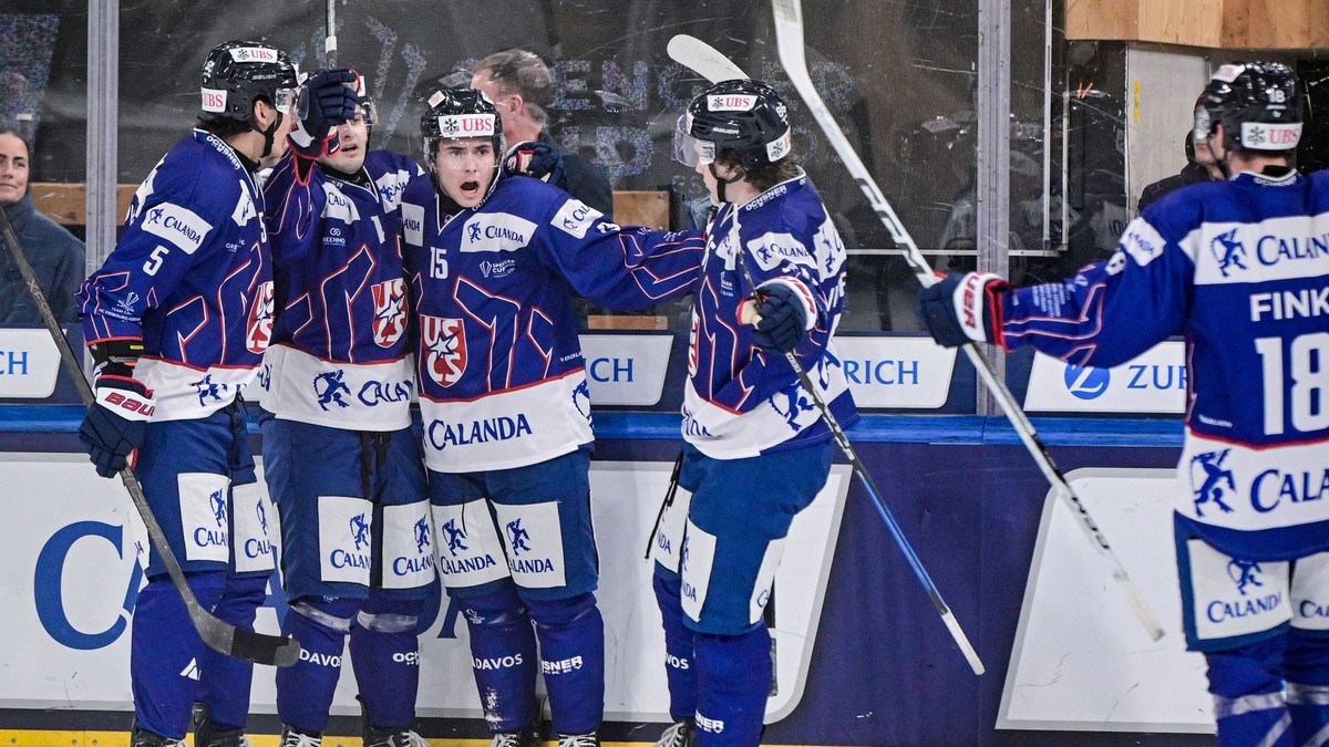 U.S. Collegiate Selects oslavuje gól.