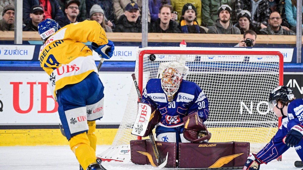 Tambellini skóruje proti Slovákovi Adamovi Gajanovi z tímu U.S. Collegiate Selects počas finále Spenglerového pohára.