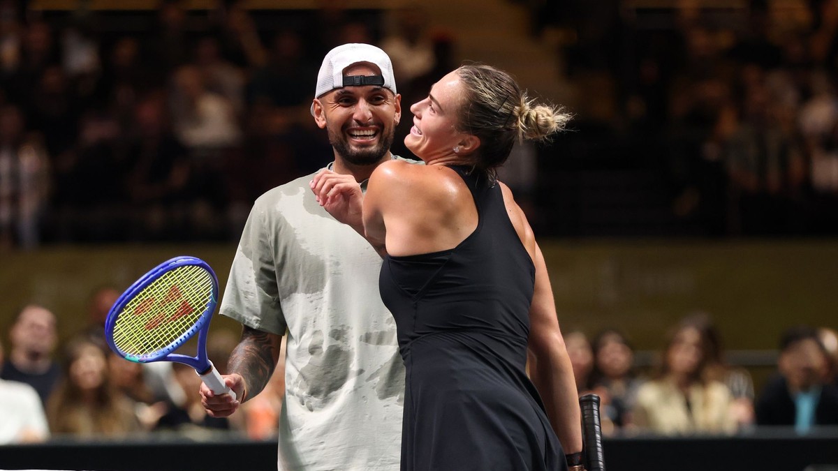 Nick Kyrgios (vľavo) a Aryna Sabalenková si podávajú ruky pri sieti počas zápasu.