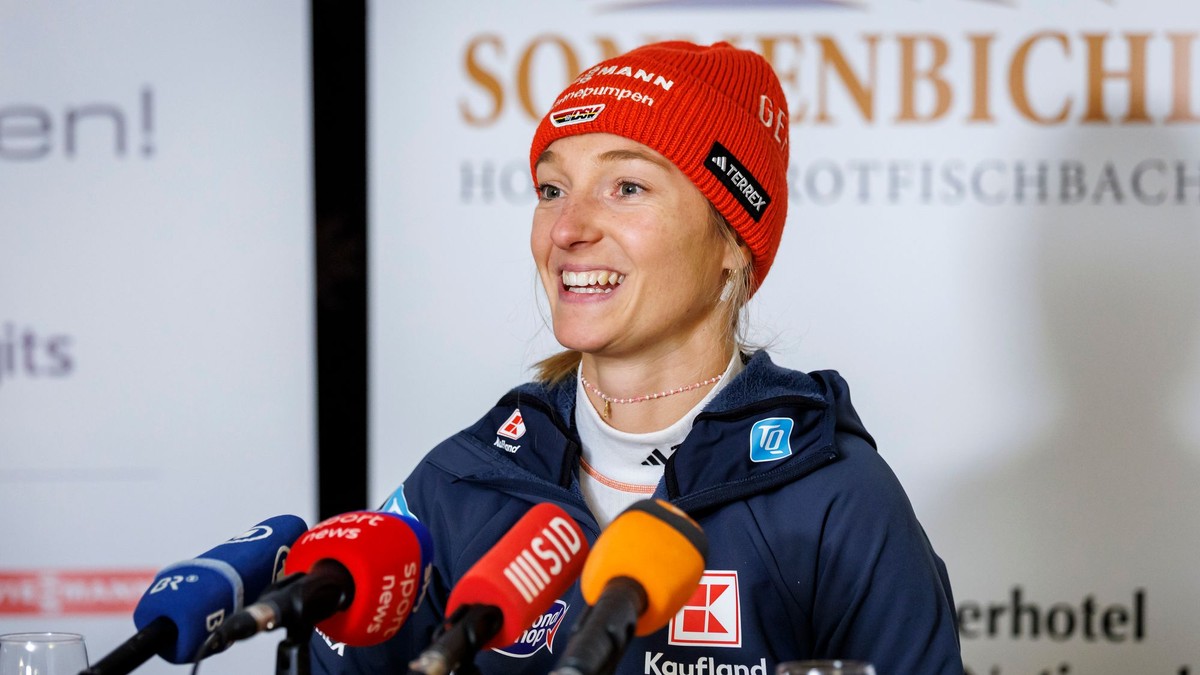 Katharina Schmidová hovorí počas tlačovej konferencie.