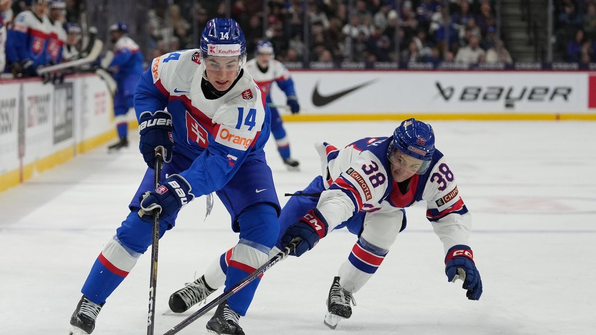 Alex Mišiak (14) v zápase proti USA na MS U20 2026.