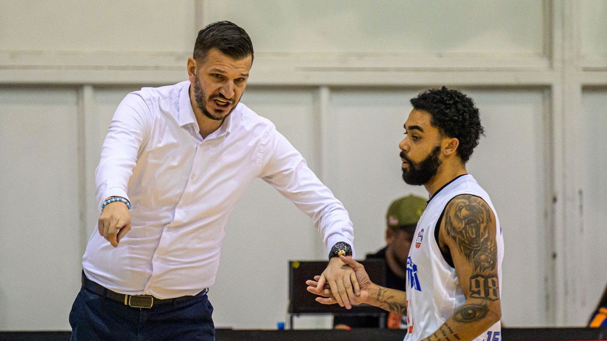 Na snímke zľava hlavný tréner Spišských Rytierov Saša Janković, Joshua Stephen Jefferson (Spišská Nová Ves.