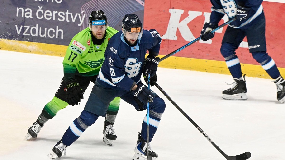 Na snímke vpravo Martin Bakoš (Slovan) a vľavo Michal Jurčák (Žilina) počas zápasu 39. kola Tipsport ligy.