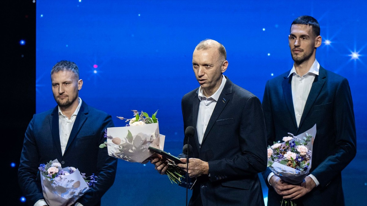 Na snímke tréner basketbalistov Patrioti Levice zľava Michal Madzin, tréner Ladislav Garaj a basketbalista Boris Bojanovský prebrali kolektívne ocenenie.