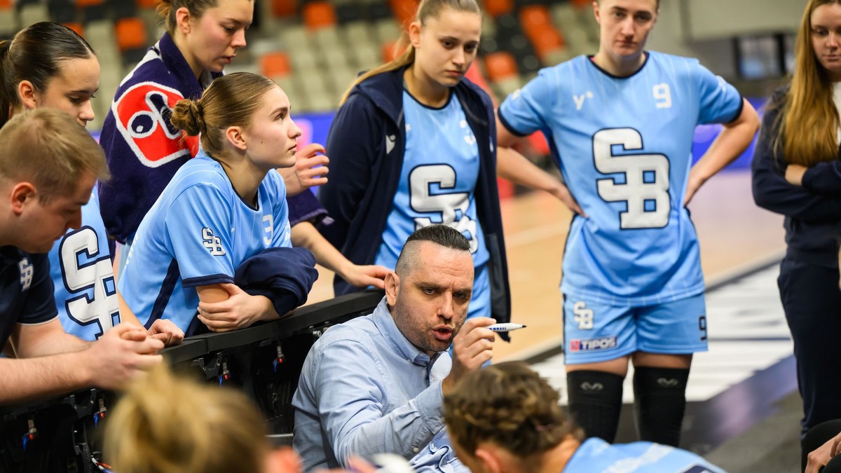 Uprostred tréner BC Slovan Aleksandar Tomič. 