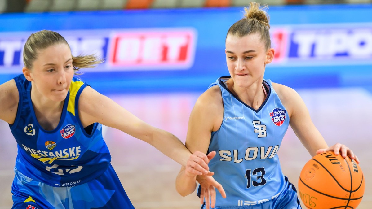 Alexandra Erdélyiová (Čajky) a Ema Rodáková (Slovan).