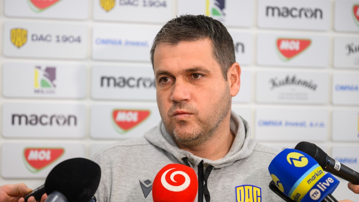 Tréner DAC Dunajskej Stredy Branislav Fodrek.