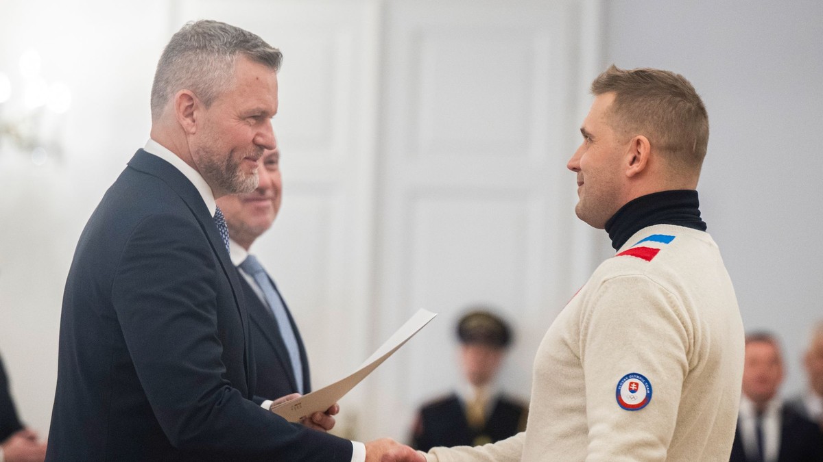 Na snímke zľava prezident SR Peter Pellegrini s menovacím dekrétom na ZOH2026 počas zloženia sľubu. Na snímke vpravo slovenský sánkar Jozef Ninis.
