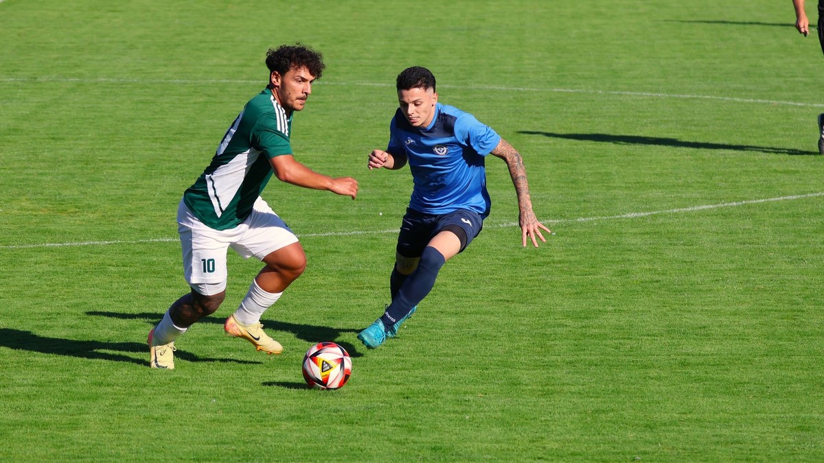 Marcel Marík (10) v stretnutí 4. kola 5. ligy JV ZsFZ Dvory nad Žitavou – Kolárovo (0:0).