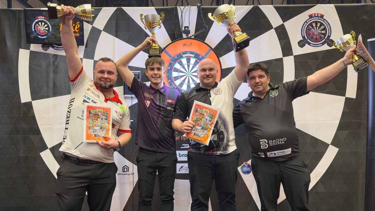 Tomislav Rosandič (druhý sprava) sa stal majstrom Slovenska v šípkach 2026.