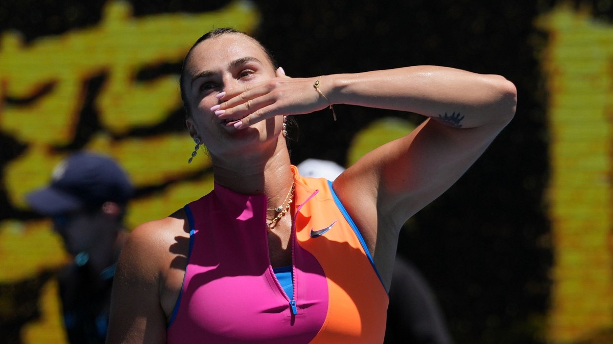 Aryna Sabalenková ďakuje fanúšikom po štvrťfinále Australian Open 2026.