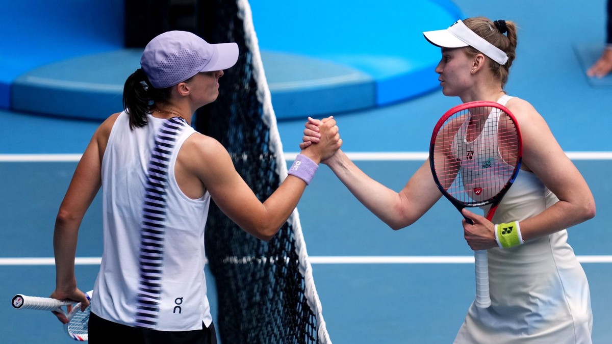 Jelena Rybakinová (vpravo) si podáva ruku s Igou Swiatekovou.